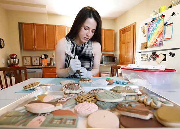 Jessica Brainsky decorating cookies