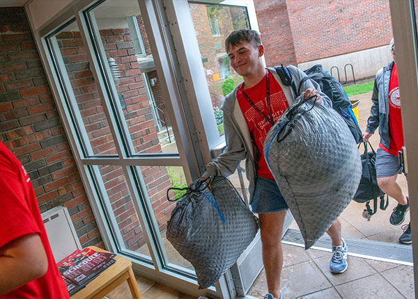 first year student moving into a UHart dorm